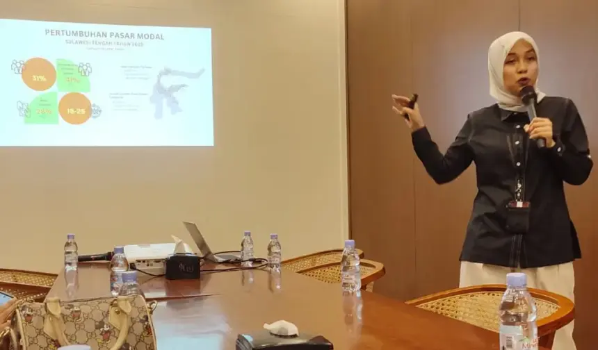 Pemimpin Wilayah BEI Sulteng, Putri Irnawati memaparkan kinerja BEI SUlteng pad aMedia Gathering di Palu, Kamis (27/11/2025). (©bmzIMAGES/Basri Marzuki)