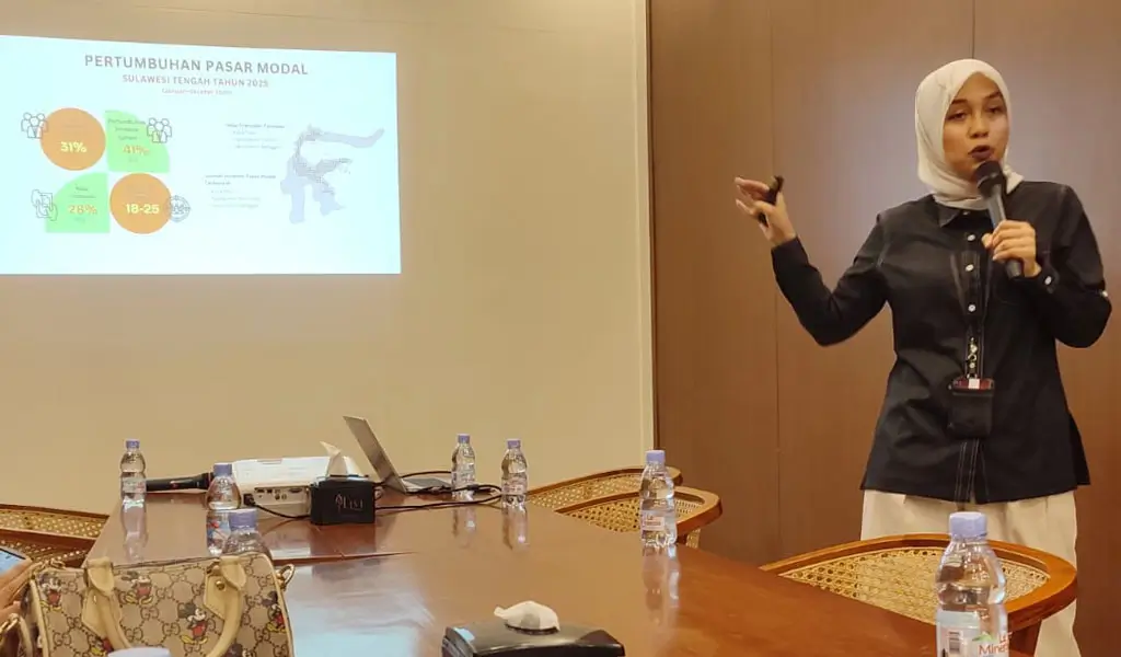 Pemimpin Wilayah BEI Sulteng, Putri Irnawati memaparkan kinerja BEI SUlteng pad aMedia Gathering di Palu, Kamis (27/11/2025). (©bmzIMAGES/Basri Marzuki)