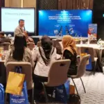 Pemateri menyampaikan paparannya pad aCapacity Building bagi Humas dan Protokoler, APH, dan Media oleh BI Sulteng di Bali, Rabu (13/11/2025). (©Forjubist/Butet)