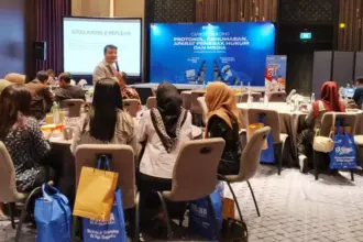 Pemateri menyampaikan paparannya pad aCapacity Building bagi Humas dan Protokoler, APH, dan Media oleh BI Sulteng di Bali, Rabu (13/11/2025). (©Forjubist/Butet)