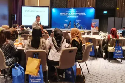 Pemateri menyampaikan paparannya pad aCapacity Building bagi Humas dan Protokoler, APH, dan Media oleh BI Sulteng di Bali, Rabu (13/11/2025). (©Forjubist/Butet)