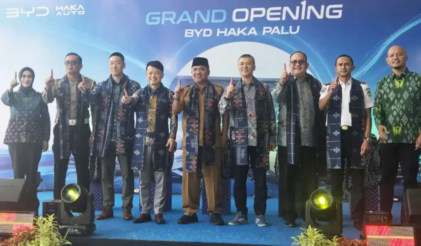 Prosesi grand opening showroom BYD Haka di Jalan RE Martadinata Palu, Senin (3/11/2025). (©Prokopim Setda Kota Palu/Buyung)