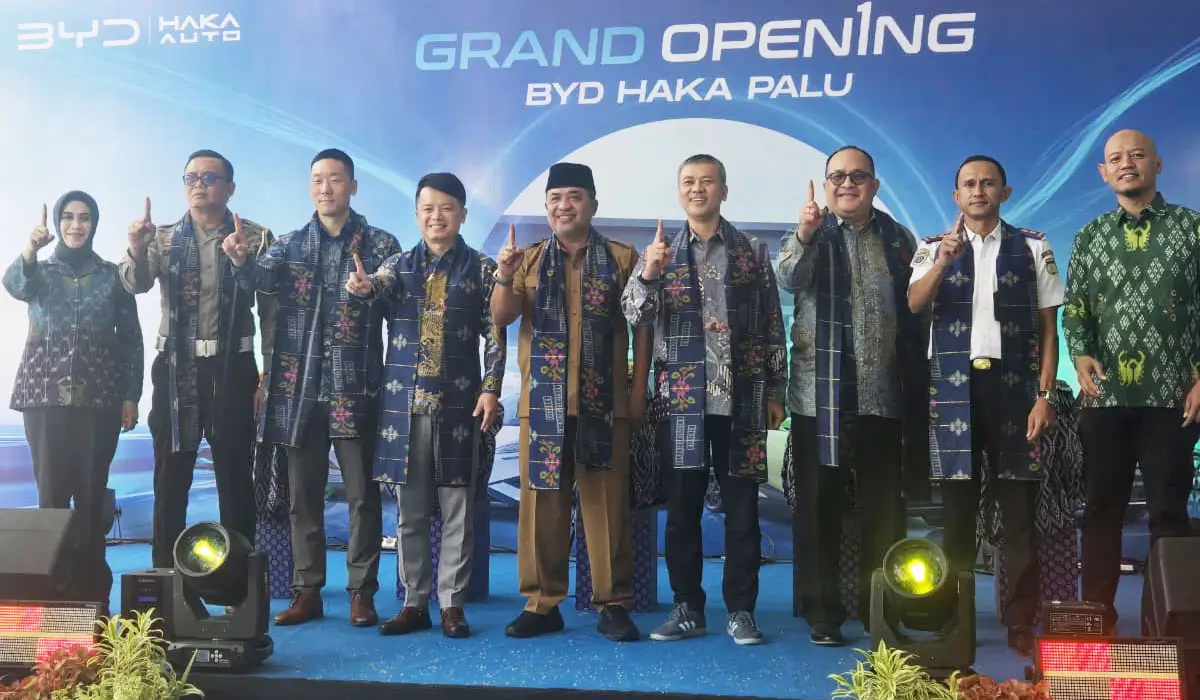 Prosesi grand opening showroom BYD Haka di Jalan RE Martadinata Palu, Senin (3/11/2025). (©Prokopim Setda Kota Palu/Buyung)