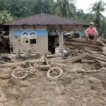 Warga berada di depan rumah yang rusak akibat banjir bandang di Kecamatan Silbolga, Kabupaten Tapanuli Selatan, Sumatera Utara, Jumat (28/11/2025). BPBD Tapanuli Selatan mencatat hingga Jumat (28/11/2025) sebayak 32 orang meninggal dunia diwilayahnya akibat banjir bandang pada Selasa (25/11/2025). ANTARA FOTO/Yudi Manar/sgd