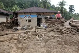 Warga berada di depan rumah yang rusak akibat banjir bandang di Kecamatan Silbolga, Kabupaten Tapanuli Selatan, Sumatera Utara, Jumat (28/11/2025). BPBD Tapanuli Selatan mencatat hingga Jumat (28/11/2025) sebayak 32 orang meninggal dunia diwilayahnya akibat banjir bandang pada Selasa (25/11/2025). ANTARA FOTO/Yudi Manar/sgd