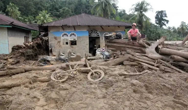 Warga berada di depan rumah yang rusak akibat banjir bandang di Kecamatan Silbolga, Kabupaten Tapanuli Selatan, Sumatera Utara, Jumat (28/11/2025). BPBD Tapanuli Selatan mencatat hingga Jumat (28/11/2025) sebayak 32 orang meninggal dunia diwilayahnya akibat banjir bandang pada Selasa (25/11/2025). ANTARA FOTO/Yudi Manar/sgd
