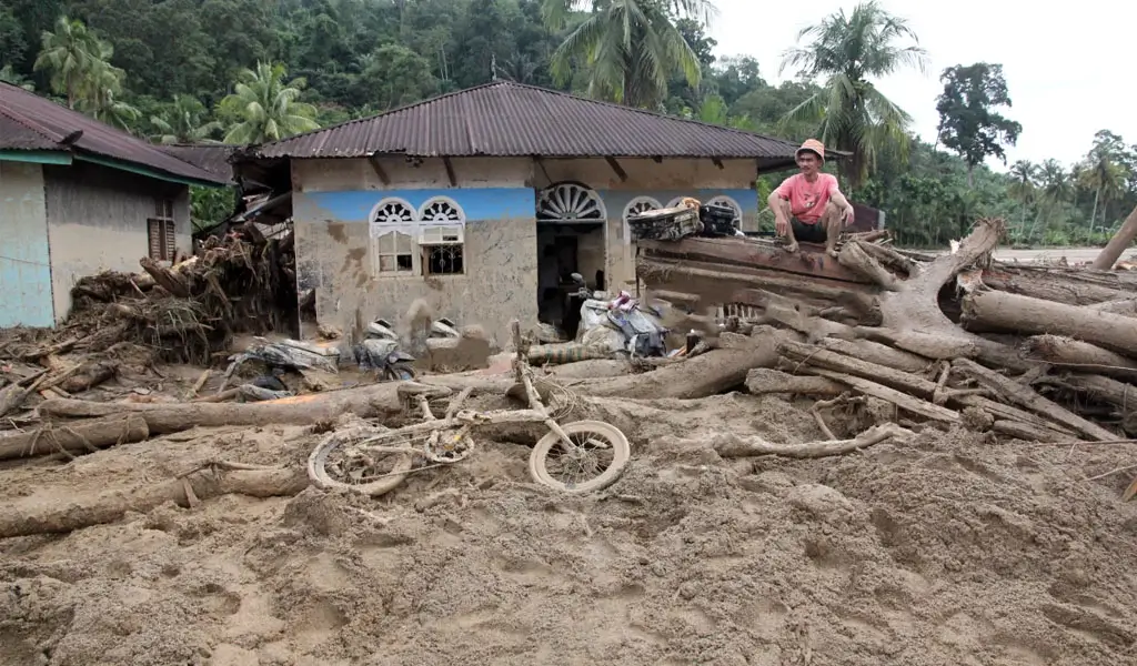 Warga berada di depan rumah yang rusak akibat banjir bandang di Kecamatan Silbolga, Kabupaten Tapanuli Selatan, Sumatera Utara, Jumat (28/11/2025). BPBD Tapanuli Selatan mencatat hingga Jumat (28/11/2025) sebayak 32 orang meninggal dunia diwilayahnya akibat banjir bandang pada Selasa (25/11/2025). ANTARA FOTO/Yudi Manar/sgd