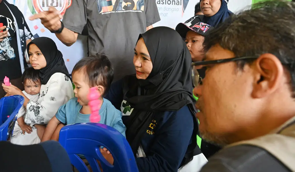 Kepala Teknik Tambang PT CPM, Yan Adriansyah (kanan) mendampingi warga yang memeriksakan kesehatan pada Bakti Kesehatan di Dusun Uwentumbu, Kawatuna, Palu, Minggu (9/11/2025). (©bmzIMAGES/Basri Marzuki)