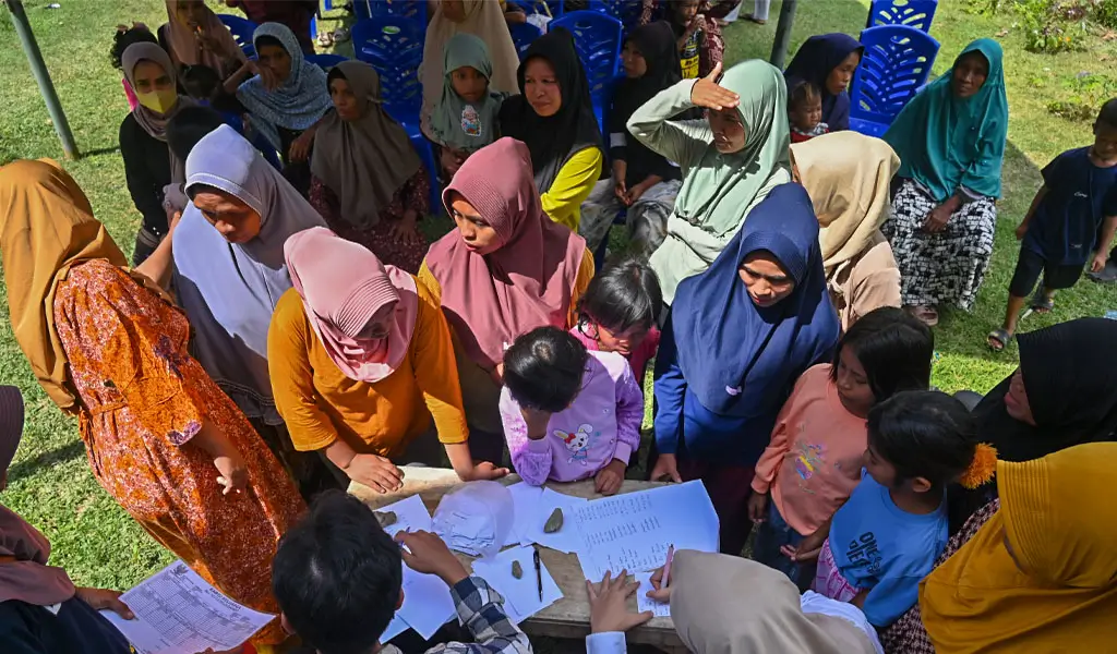 Sejumlah warga melakukan registrasi untuk pemeriksaan kesehatan pada Bakti Kesehatan di Dusun Uwentumbu, Kawatuna, Palu, Minggu (9/11/2025). (©bmzIMAGES/Basri Marzuki)