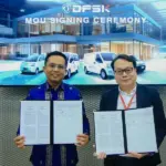 Director of Sales Center PT Sokonindo Automobile, Cing Hok Rifin (kanan) bersama Senior Vice President PT Pegadaian Syariah, Holirur Rohman menunjukkan naskah kesepakatan strategis memperluas akses pembiayaan di Jakarta, Rabu (26/11/2025). (©DFSK)