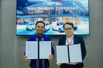 Director of Sales Center PT Sokonindo Automobile, Cing Hok Rifin (kanan) bersama Senior Vice President PT Pegadaian Syariah, Holirur Rohman menunjukkan naskah kesepakatan strategis memperluas akses pembiayaan di Jakarta, Rabu (26/11/2025). (©DFSK)