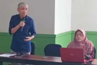 Waket DPRD Sulteng, Aristan pada diskusi naskah akademik urgensi raperda tata kelola pertambangan batuan di Palu, Senin (17/11/2025). (©KOMIU)