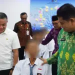 Wali Kota Palu Haidanto Rasyid (kiri) bersama Kakanwil Ditjenpas Sulteng Bagsus Kurniawan berdialog dengan salah seorang anak paa peresmian PKNM dan E-Library di LPKA Palu, JUmat (21/11/2025). (©Humas Ditjenpas Sulteng)