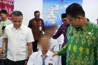 Wali Kota Palu Haidanto Rasyid (kiri) bersama Kakanwil Ditjenpas Sulteng Bagsus Kurniawan berdialog dengan salah seorang anak paa peresmian PKNM dan E-Library di LPKA Palu, JUmat (21/11/2025). (©Humas Ditjenpas Sulteng)