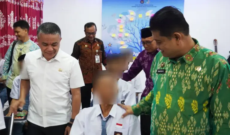 Wali Kota Palu Haidanto Rasyid (kiri) bersama Kakanwil Ditjenpas Sulteng Bagsus Kurniawan berdialog dengan salah seorang anak paa peresmian PKNM dan E-Library di LPKA Palu, JUmat (21/11/2025). (©Humas Ditjenpas Sulteng)