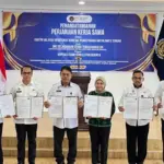 Kakanwil Ditjenpas Sulteng Bagus Kurniawan (keempat kiri) dan Ketua Koperasi Farmtisan Lestari Berjaya Magfirah (keempat kanan) bersama sejumlah UPT Pemasyarakatan menunjukkan naskah PKS usai diteken di Aula Rutan Palu, Kamis (6/11/2025). (©Humas Kanwil Ditjenpas Sulteng)