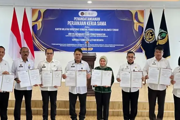 Kakanwil Ditjenpas Sulteng Bagus Kurniawan (keempat kiri) dan Ketua Koperasi Farmtisan Lestari Berjaya Magfirah (keempat kanan) bersama sejumlah UPT Pemasyarakatan menunjukkan naskah PKS usai diteken di Aula Rutan Palu, Kamis (6/11/2025). (©Humas Kanwil Ditjenpas Sulteng)