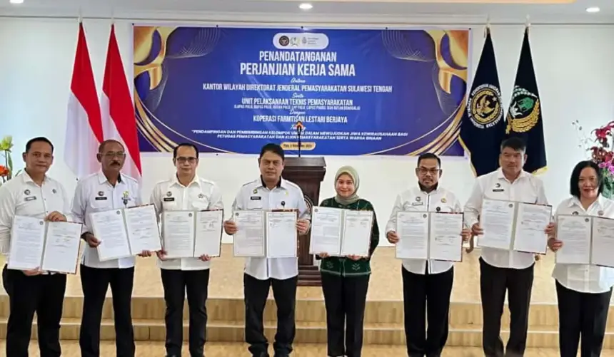 Kakanwil Ditjenpas Sulteng Bagus Kurniawan (keempat kiri) dan Ketua Koperasi Farmtisan Lestari Berjaya Magfirah (keempat kanan) bersama sejumlah UPT Pemasyarakatan menunjukkan naskah PKS usai diteken di Aula Rutan Palu, Kamis (6/11/2025). (©Humas Kanwil Ditjenpas Sulteng)
