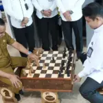 Gubernur Sulteng Anwar Haifd (kiri) bersama Kakanwil Ditjenpas Sulteng, Bagus Kurniawan bermain catur bersama di atas papan catur yang dibuat oleh WBP di Palu , Selasa (11/11/2025). (©Humas Kanwil Ditjenpas Sutleng)