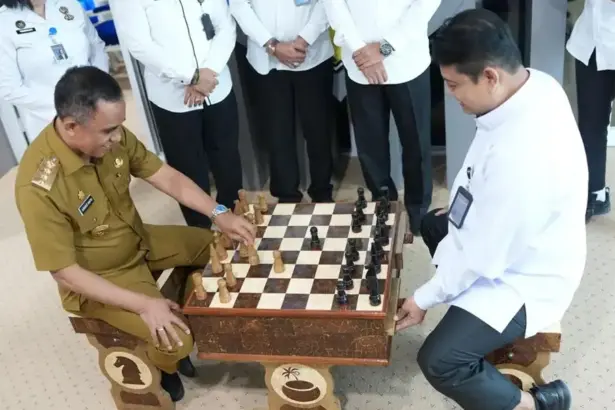 Gubernur Sulteng Anwar Haifd (kiri) bersama Kakanwil Ditjenpas Sulteng, Bagus Kurniawan bermain catur bersama di atas papan catur yang dibuat oleh WBP di Palu , Selasa (11/11/2025). (©Humas Kanwil Ditjenpas Sutleng)