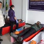 Kakanwil Ditjenpas Sulteng Bagus Kurniawan menyaksikan donor darah oleh petugas pemasyarakatan dalam rangka menyambut Hari Bakti Kemenimipas di Laps Palu, Kamis (13/11/2025). (©HUmas Kanwil Ditjenpas Sulteng)