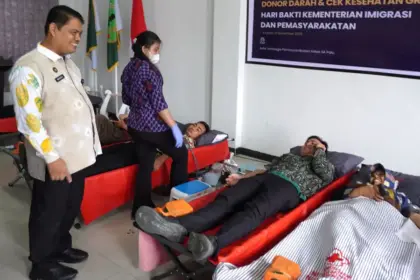 Kakanwil Ditjenpas Sulteng Bagus Kurniawan menyaksikan donor darah oleh petugas pemasyarakatan dalam rangka menyambut Hari Bakti Kemenimipas di Laps Palu, Kamis (13/11/2025). (©HUmas Kanwil Ditjenpas Sulteng)