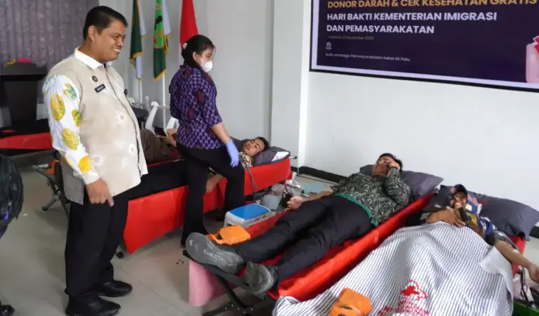Kakanwil Ditjenpas Sulteng Bagus Kurniawan menyaksikan donor darah oleh petugas pemasyarakatan dalam rangka menyambut Hari Bakti Kemenimipas di Laps Palu, Kamis (13/11/2025). (©HUmas Kanwil Ditjenpas Sulteng)