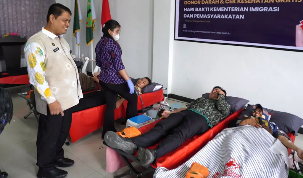 Kakanwil Ditjenpas Sulteng Bagus Kurniawan menyaksikan donor darah oleh petugas pemasyarakatan dalam rangka menyambut Hari Bakti Kemenimipas di Laps Palu, Kamis (13/11/2025). (©HUmas Kanwil Ditjenpas Sulteng)