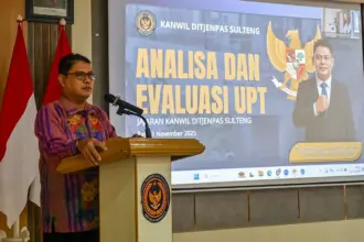 Kakanwil Ditjenpas Sulteng, Bagus Kurniawan memaprkan kinerja UPT di Jjaran Kanwil Ditjenpas su Sulteng di Aula Lapas Kelas IIA Palu, Sabtu (1/11/2025). (©bmzIMAGES/Basri Marzuki)