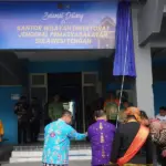 Asisten II Pemprov Sulteng Rudi Dewanto bersama Kakawil Ditjenpas Sulteng Bagus Kurniawan membuka selubung papan nama menandai peresmian gedung kantor baru Kanwil DItjenpas Sulteng di Jalan Dewi Sartika Palu, Jumat (21/11/2025). (©Humas Ditjenpas Sulteng)