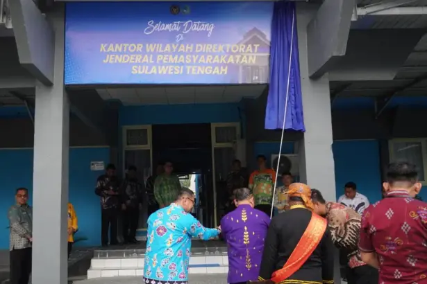 Asisten II Pemprov Sulteng Rudi Dewanto bersama Kakawil Ditjenpas Sulteng Bagus Kurniawan membuka selubung papan nama menandai peresmian gedung kantor baru Kanwil DItjenpas Sulteng di Jalan Dewi Sartika Palu, Jumat (21/11/2025). (©Humas Ditjenpas Sulteng)