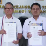 Kakanwil Ditjenpas Sulteng Bagus Kurniawan bersama Kajati Sulteng Nuzul Rahmat menunjukkan naskah pembentukan Tim Bersama Inventarisasi BMN untuk memastikan proses alih kelola Rupbasan Kelas I Palu berjalan sesuai regulasi di Palu, Selasa (11/11/2025). (©Humas Kanwil Ditjenpas Sulteng)