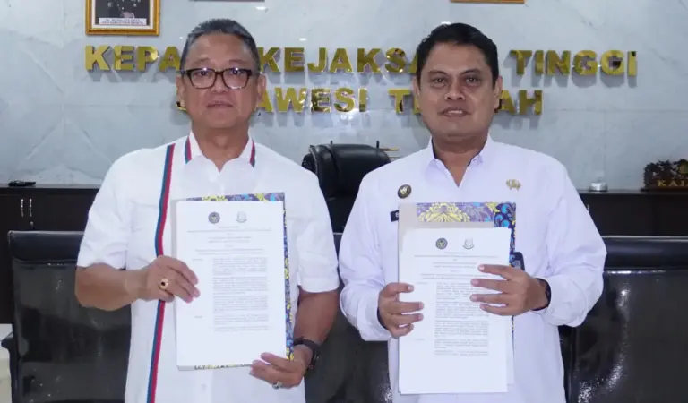 Kakanwil Ditjenpas Sulteng Bagus Kurniawan bersama Kajati Sulteng Nuzul Rahmat menunjukkan naskah pembentukan Tim Bersama Inventarisasi BMN untuk memastikan proses alih kelola Rupbasan Kelas I Palu berjalan sesuai regulasi di Palu, Selasa (11/11/2025). (©Humas Kanwil Ditjenpas Sulteng)