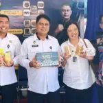 Kakanwil Ditjenpas Sulteng Bagus Kurniawan (kedua kiri) bersama sejumlah stafnya menunjukkan aneka produk UMKM hasil produksi warga binaan pemasyarakatan pada Festival Literasi Sulteng 2025 di halaman kantor Dispusaka Sulteng, Kamis (6/11/2025). (©Humas Kanwil Ditjenpas Sulteng)