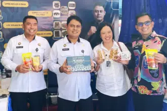 Kakanwil Ditjenpas Sulteng Bagus Kurniawan (kedua kiri) bersama sejumlah stafnya menunjukkan aneka produk UMKM hasil produksi warga binaan pemasyarakatan pada Festival Literasi Sulteng 2025 di halaman kantor Dispusaka Sulteng, Kamis (6/11/2025). (©Humas Kanwil Ditjenpas Sulteng)