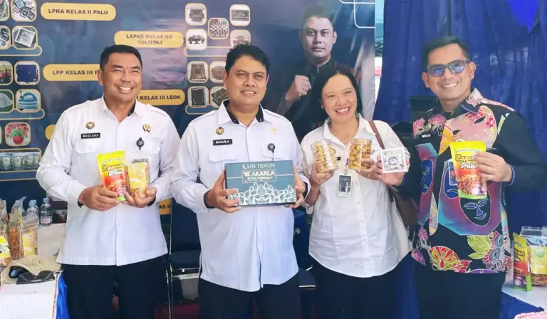 Kakanwil Ditjenpas Sulteng Bagus Kurniawan (kedua kiri) bersama sejumlah stafnya menunjukkan aneka produk UMKM hasil produksi warga binaan pemasyarakatan pada Festival Literasi Sulteng 2025 di halaman kantor Dispusaka Sulteng, Kamis (6/11/2025). (©Humas Kanwil Ditjenpas Sulteng)