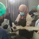 Instruktur menunjukkan cara pembuatan cokelat kepada para warga binaan Lapas Perempuan di Palu, Kamis (27/11/2025). (©Ditjenpas Sulteng)