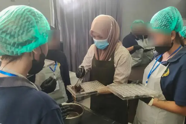 Instruktur menunjukkan cara pembuatan cokelat kepada para warga binaan Lapas Perempuan di Palu, Kamis (27/11/2025). (©Ditjenpas Sulteng)