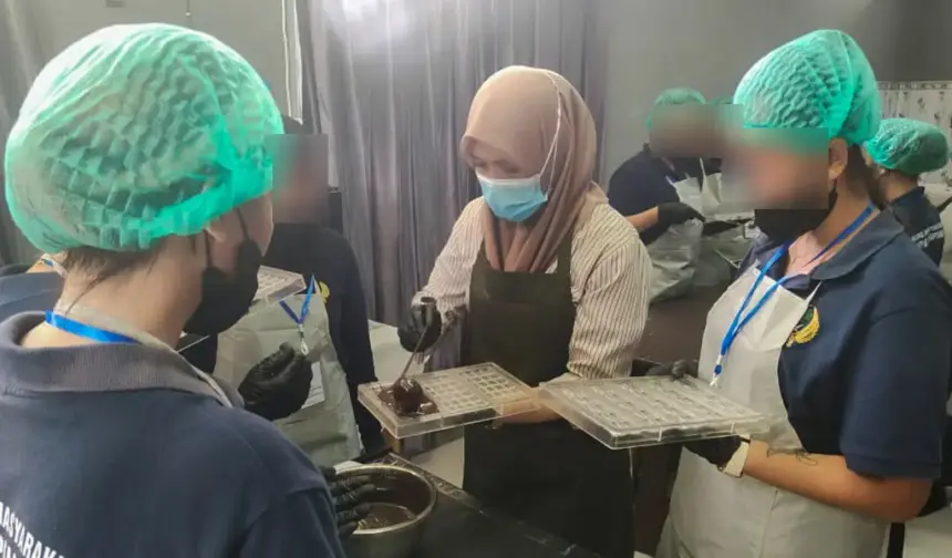 Instruktur menunjukkan cara pembuatan cokelat kepada para warga binaan Lapas Perempuan di Palu, Kamis (27/11/2025). (©Ditjenpas Sulteng)