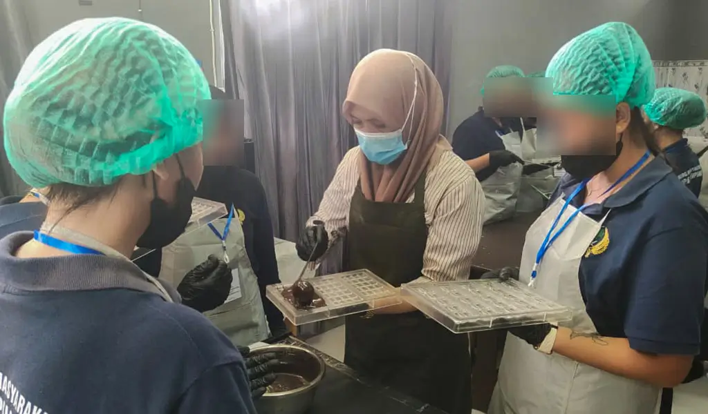 Instruktur menunjukkan cara pembuatan cokelat kepada para warga binaan Lapas Perempuan di Palu, Kamis (27/11/2025). (©Ditjenpas Sulteng)