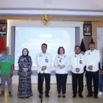 Kakanwil Ditjenpas Sulteng Bagus Kurniawan (tengah) bersama Dirut Bak Sulteng Ramiyatie dan sejumlah Kepala UPT Pemasyarakatan dan sejumlah WBP pada pembukaan pelatihan kewirausahaan di Lapas Palu, Rabu (12/11/2025). (©Humas Kanwil Ditjenpas Sulteng)