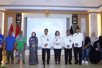 Kakanwil Ditjenpas Sulteng Bagus Kurniawan (tengah) bersama Dirut Bak Sulteng Ramiyatie dan sejumlah Kepala UPT Pemasyarakatan dan sejumlah WBP pada pembukaan pelatihan kewirausahaan di Lapas Palu, Rabu (12/11/2025). (©Humas Kanwil Ditjenpas Sulteng)