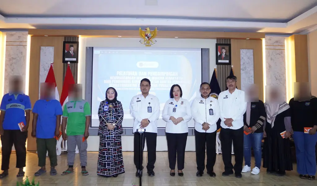 Kakanwil Ditjenpas Sulteng Bagus Kurniawan (tengah) bersama Dirut Bak Sulteng Ramiyatie dan sejumlah Kepala UPT Pemasyarakatan dan sejumlah WBP pada pembukaan pelatihan kewirausahaan di Lapas Palu, Rabu (12/11/2025). (©Humas Kanwil Ditjenpas Sulteng)