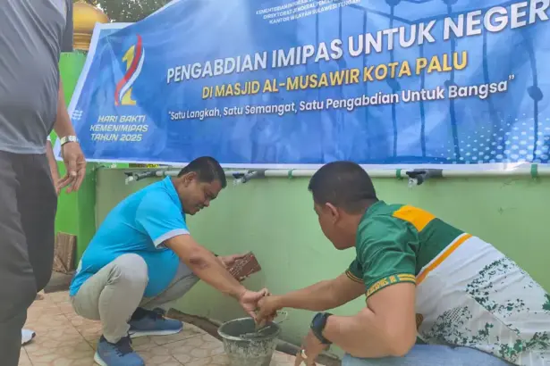 Kakanwil Ditjenas Sulteng memasang keramik di tempat wudhu Masjid Al-Musyawir pada "Pengabdian untuk Negeri" Kemenimipas di Palu, Sabtu (22/11/2025). (©HUmas Ditjenpas Sulteng)