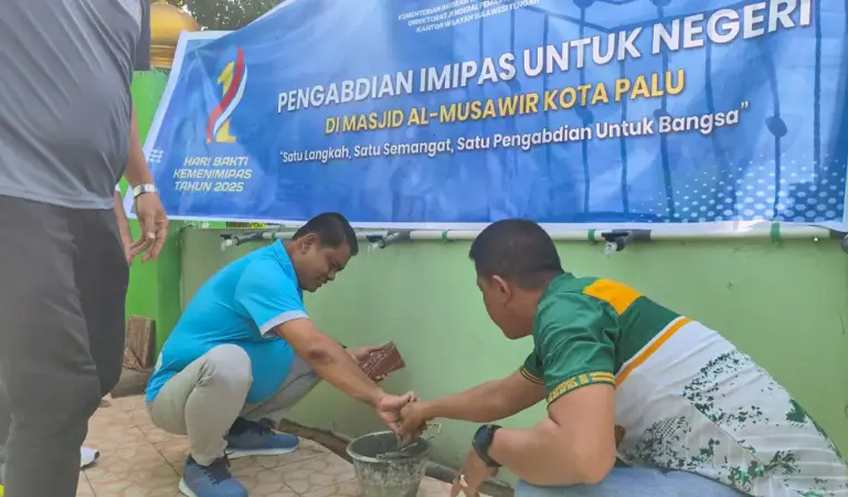 Kakanwil Ditjenas Sulteng memasang keramik di tempat wudhu Masjid Al-Musyawir pada "Pengabdian untuk Negeri" Kemenimipas di Palu, Sabtu (22/11/2025). (©HUmas Ditjenpas Sulteng)