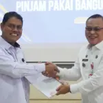 Kakanwil Ditjenpas Sulteng Bagus Kurniawan menerima Berita Acara Pinjam Pakai Bangunan dari Asisten II Bidang Ekonomi dan Pembangunan Pemprov Sulteng, Rudi Dewanto di Palu, Rabu (19/11/2025). (©Humas Kanwil Ditjenpas Sulteng)