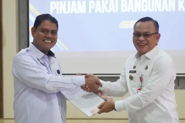 Kakanwil Ditjenpas Sulteng Bagus Kurniawan menerima Berita Acara Pinjam Pakai Bangunan dari Asisten II Bidang Ekonomi dan Pembangunan Pemprov Sulteng, Rudi Dewanto di Palu, Rabu (19/11/2025). (©Humas Kanwil Ditjenpas Sulteng)