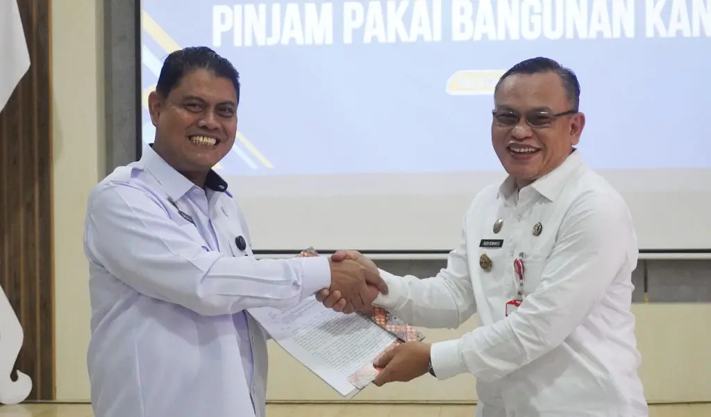Kakanwil Ditjenpas Sulteng Bagus Kurniawan menerima Berita Acara Pinjam Pakai Bangunan dari Asisten II Bidang Ekonomi dan Pembangunan Pemprov Sulteng, Rudi Dewanto di Palu, Rabu (19/11/2025). (©Humas Kanwil Ditjenpas Sulteng)