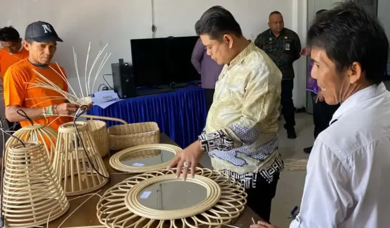Kakanwil Ditjenpas Sulteng Bagus Kurniawan melhat langsung suasana pelatihan voakisonal di Lapas Kelas IIA Palu, Kamis (20/11/2025). (©Humas Kanwil Ditjenpas Sulteng)