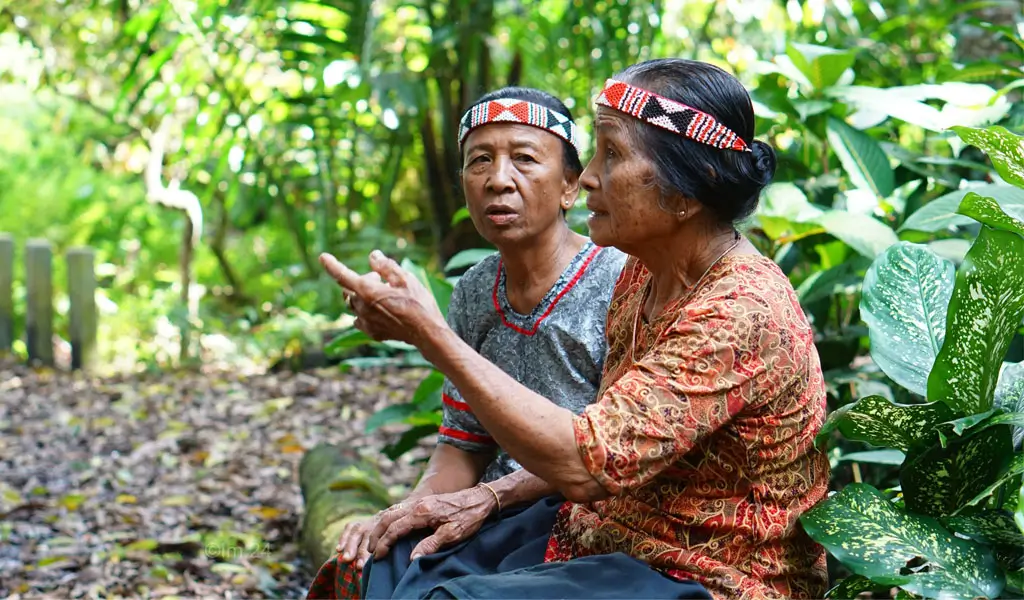 Ina Tobani (kiri) mewariskan cara pembuatan kain kulit kayu untuk melestarikan budaya. (©Imran)